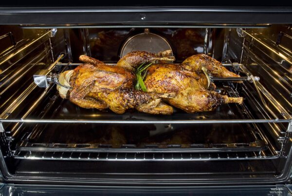Espetos Giratórios: permitem assar alimentos maiores de forma mais homogênea ao usar o grill churrasqueira em ambos os fornos principal e auxiliar.
