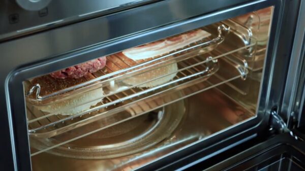 Preparo simultâneo de diferentes alimentos: sem troca de sabor ou aroma entre os pratos ao utilizar o calor por convecção ventilada, tornando mais rápido e fácil cozinhar