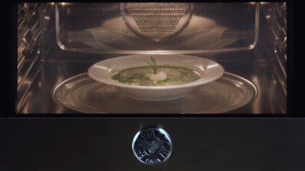 Descongelamento: os 5 programas com potências já definidas para carnes, aves, peixes, frutas e pães descongela com rapidez e eficiência, basta programar o tempo de acordo com o peso do alimento.