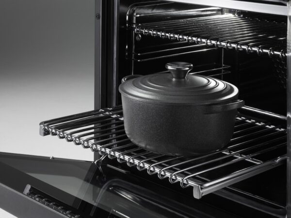 Corrediças Telescópicas Móveis: oferecem maior facilidade e segurança ao manusear alimentos no forno. Podem ser facilmente colocadas em qualquer altura do forno, oferecem extração total e suportam prateleiras e bandejas.