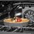 Função Warming Plate: mantém aquecidos pratos e travessas com alimentos ou prepara receitas com baixa temperatura (slow cooking).