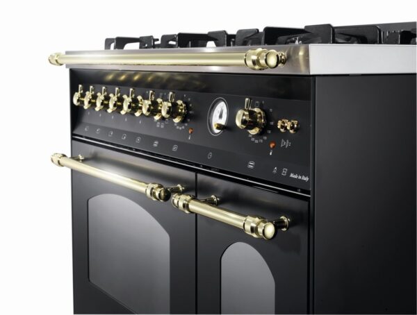 Design Vintage by LOFRA: na cor preto fosco com detalhes em latão polido, uma combinação única de robustez, elegância e tecnologia para os chefs mais exigentes.