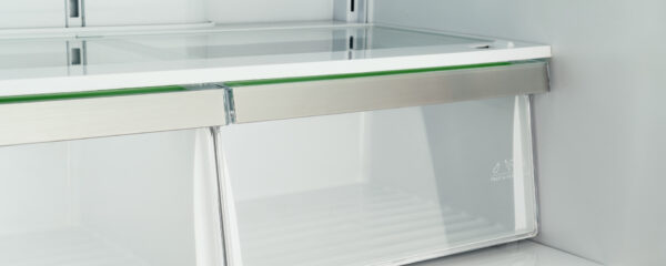 Frisos Metálicos: aplicados nas frentes de todas as gavetas e prateleiras do refrigerador.