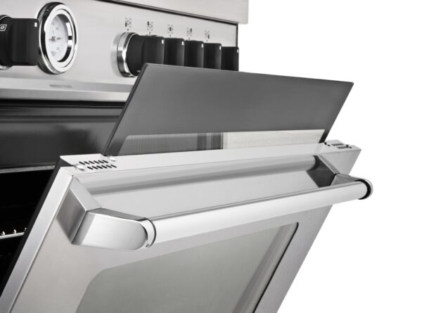 Portas dos Fornos com Vidros Triplos Removíveis: reduzem drasticamente a temperatura da superfície externa do forno garantindo segurança, redução do consumo de energia, menor oscilção da temperatura interna e um consequente melhor resultado no preparo dos alimentos.