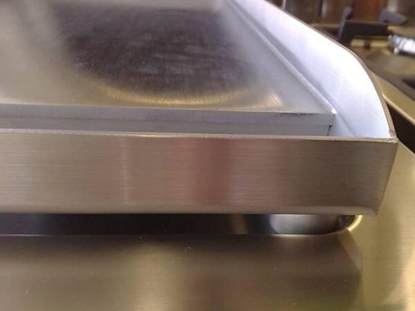 Mesa com 0,6 cm de espessura: em aço inox, proporciona uma distribuição rápida e homogênea de calor por toda a superfície da mesa do grill.