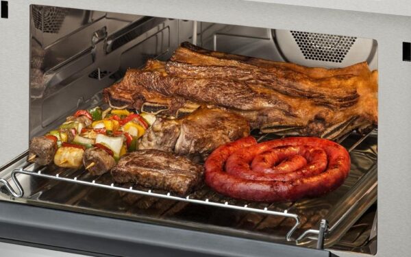 Potente Churrasqueira Infravermelha: permite grelhar, gratinar e preparar deliciosos churrascos rapidamente e sem fumaça.