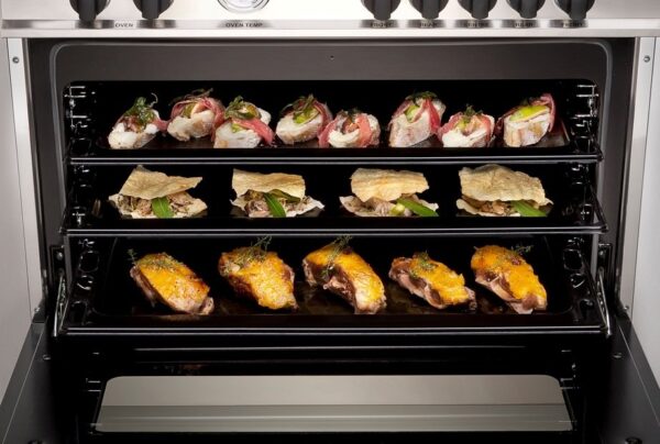 Forno Ventilado a Gás: oferece 5 versáteis funções que tornam mais rápido e fácil preparar os alimentos: bolos e pães, assar rápido, gratinar, churrasco e descongelar. Permite preparar vários pratos utilizando toda a capacidade do forno de 60 litros.