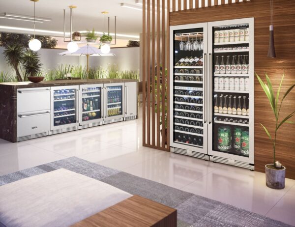 Compõe Conjuntos: com os demais produtos da linha Tecno Professional com o mesmo design e puxador tubular em inox, como as adegas, as cervejeiras, o icemaker, o umidor de charutos e a gaveta refrigerada.