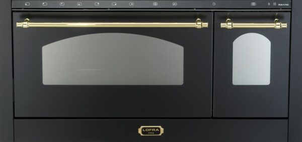 Duplo Forno: forno ventilado com 10 funções na esquerda e forno estático com 4 funções na direita, somando uma capacidade total de 136 litros.