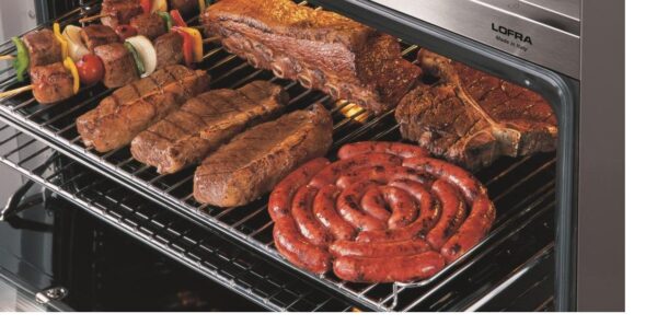Potente Churrasqueira Infravermelha: com potência de 1.500 W que permite grelhar, gratinar e preparar deliciosos churrascos rapidamente e sem fumaça.