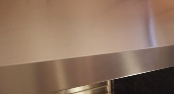 Aço Inox escovado: sua superfície lisa sem porosidade torna fácil e rápido manter a coifa sempre limpa.