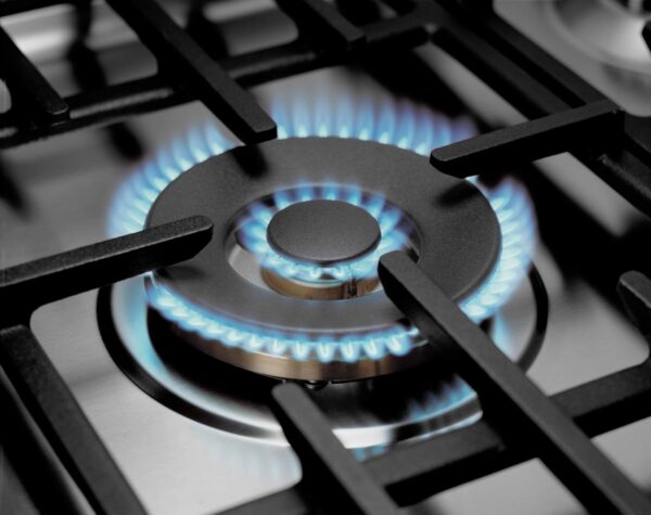 Queimador Dual Flame de 5.500 W: com acendimento sequencial das chamas interna e externa com potência inicial de apenas 380 W, ideal para o preparo de receitas de todos os níveis, tipos e tamanhos.