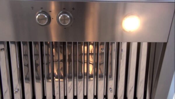 Iluminação em LED: permite visualizar o ponto de preparo dos alimentos por entre a fumaça e o vapor.