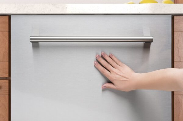 Porta em Inox Anti-manchas: proteção sobre a porta que evita marcas de dedo, reduz a ocorrência de riscos e é fácil de limpar.