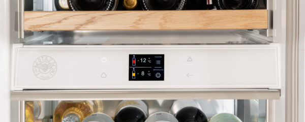 Display TFT Touch & Scroll: painel colorido acionado por toque. Controle com facilidade todas as funções da adega que possui alertas de alterações de temperatura em caso de queda de energia.