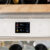 Display TFT Touch & Scroll: painel colorido acionado por toque. Controle com facilidade todas as funções da adega que possui alertas de alterações de temperatura em caso de queda de energia.
