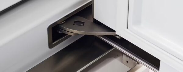 Dobradiças patenteadas “Lift & Swing”: melhor integração da adega aos projetos por permitir que sua porta fique a milímetros de distância do móvel.