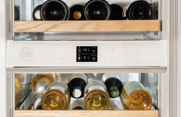 Duas Zonas de Temperaturas: conserva vinhos em suas temperaturas ideais de consumo ou de armazenamento com elevada precisão. Temperaturas de 4 °C a 18 °C são distribuídas de forma ventilada e homogênea por todo o seu interior.