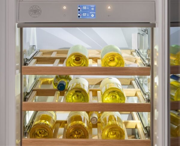 Interior Extra Profundo: obtido com a inovadora tecnologia de ar frio lateral que aumenta o espaço interno da adega.