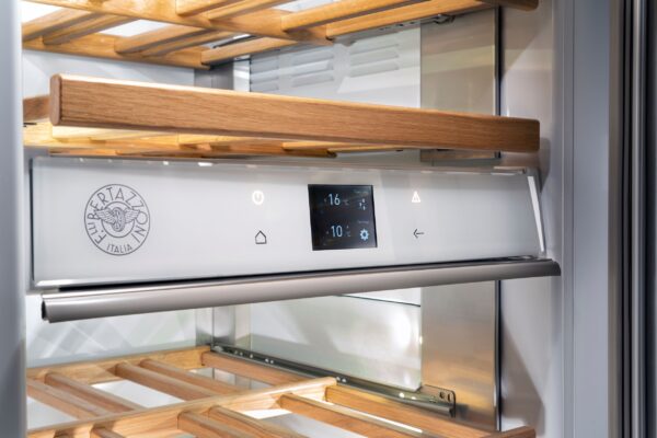 adega_bertazzoni_painel_tft_touch_small_1_2_1_1.jpg Prateleiras em Carvalho Durmast Premium: acabamento elaborado, absorvem as menores vibrações e não possuem aplicação de verniz para evitar odores nocivos aos vinhos.