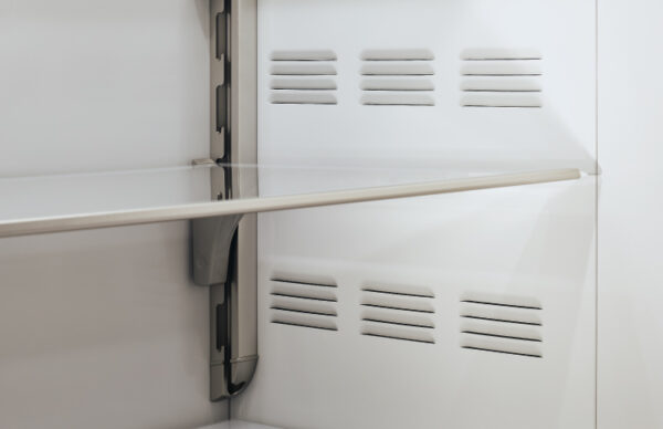 Cortina de Ar Frio Lateral: inovadora tecnologia de fluxo de ar que mantém a temperatura interna estável mesmo com a abertura frequente da porta para melhor preservação dos vinhos.