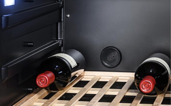 Filtros de Carvão Ativado: presentes nas duas zonas de temperatura, proporcionam ar livre de odores para preservar os sabores e aromas originais dos vinhos. Isto permite aplicar a adega em qualquer ambiente de uma residência.
