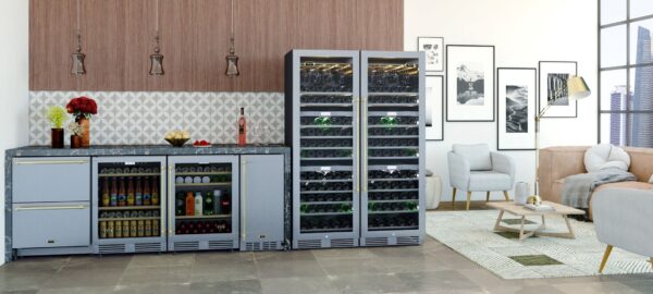 Compõe Conjuntos: com os demais produtos da linha Tecno Vintage com o mesmo design e puxador tubular em latão, como a adega menor, a cervejeira, o frigobar, o icemaker e a gaveta refrigerada.