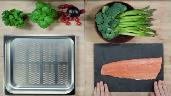 Guia de Receitas com Vapor: desfrute de surpreendentes resultados ao assar com vapor usando as várias receitas disponíveis no manual do forno para peixes, carnes, ovos, acompanhamentos, vegetais, bolinhos, sobremesas, frutas, regeneração de alimentos, escaldamento e descongelamento.