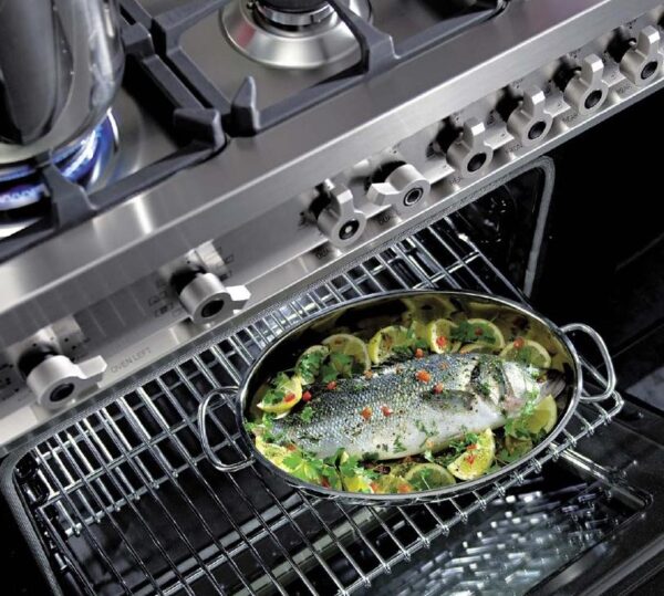 Forno Ventilado por Convecção: com 108 litros, oferece 9 versáteis funções e temperatura de 40º C a 250º C para um delicioso preparo de todos os tipos de receitas. Permite preparar vários pratos simultaneamente no forno sem misturar odores e sabores entre os alimentos, ganhando tempo e utilizando toda a capacidade do forno.