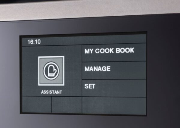 Bertazzoni Assistant: uma ferramenta altamente flexível e amigável do cozinheiro, transformando o forno no parceiro perfeito para suas habilidades culinárias. Os 33 modos de preparo criados pelo chef consultor italiano, Roberto Carcangiu, oferecem total liberdade de uso, baseados nos tipos de alimentos e resultados desejados.
