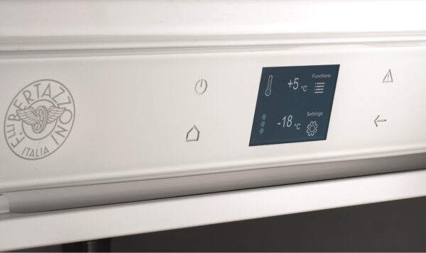 Painel TFT Touch & Scroll: elegante, sem frestas e todo acionado por toque. Facilmente controla todas as funções e indica a troca do filtro de água, porta aberta e alterações de temperatura ocorridas no refrigerador e freezer em caso de queda de energia.