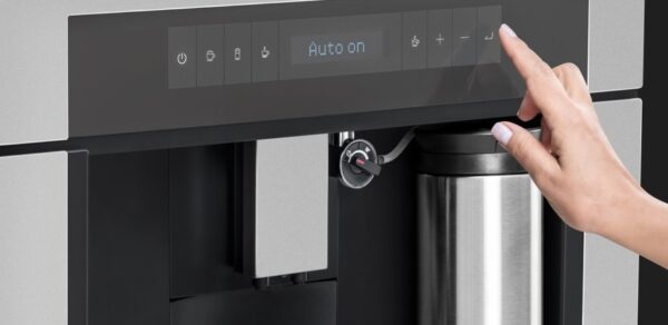Painel Digital em LCD: acionado por toque exibe mensagens no visor que auxiliam a fácil utilização da cafeteira.