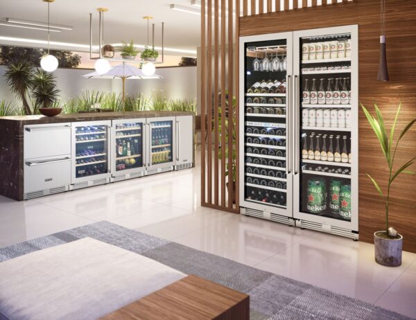 Compõe Conjuntos: com os demais produtos da linha Tecno Professional com o mesmo design e puxador tubular em inox, como as grandes adegas, as cervejeiras, o frigobar, o icemaker e a gaveta refrigerada.