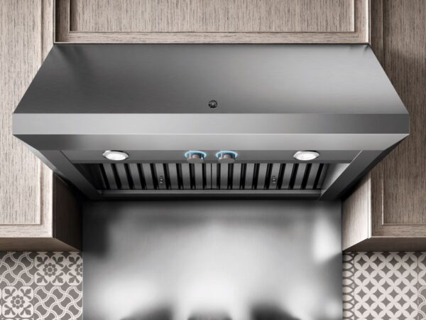 Aplicação de Embutir: afixada diretamente no armário suspenso para uma elegante integração em refinados projetos de cozinhas.