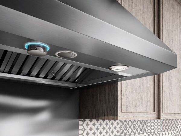 Baixo Nível de Ruído com HUSH System: Tecnologia de amortecimento de som que reduz o ruído em mais de 35% em comparação com as demais coifas. Nível de ruído de 38 dB a 65 dB, fundamental para cozinhar ouvindo música ou conversando com os amigos inclusive em cozinhas integradas a outros ambientes.