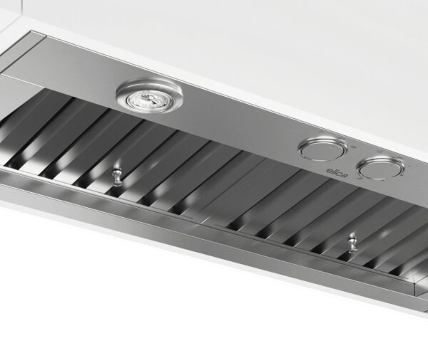 Filtros Baffle Profissionais: em aço inox, filtram e armazenam grande quantidade de gorduras nos coletores proporcionando sempre uma alta performance de sucção sem obstrução dos filtros e uma maior segurança ao flambar alimentos. Os filtros podem ser lavados em lava-louças.