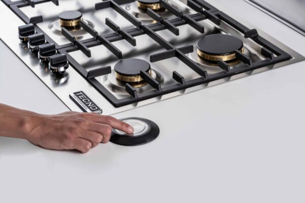 Controle de Embutir: retroiluminado e rotativo com refinada aplicação na frente do móvel ou na bancada, oferece maior segurança longe das panelas ao se acionar a coifa.