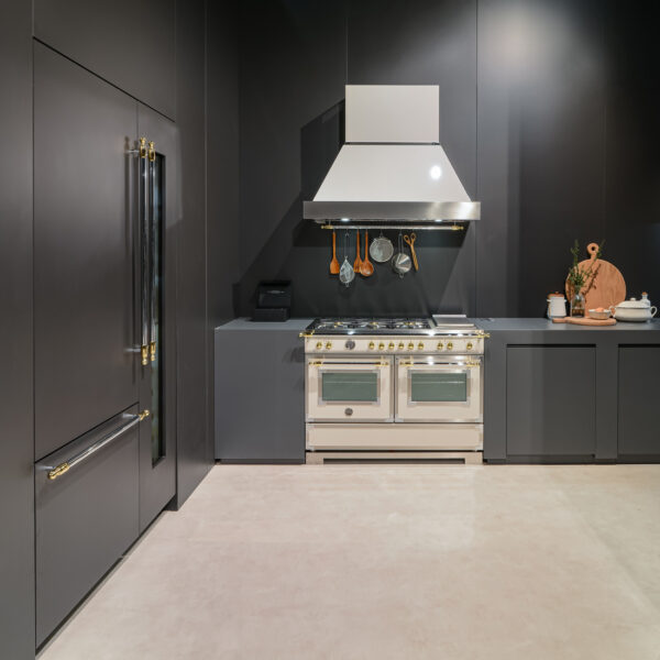 Compõe Conjuntos: adega projetada para criar conjuntos inclusive com os refrigeradores Bertazzoni Master em inox disponíveis nas versões de 75 cm ou 90 cm.