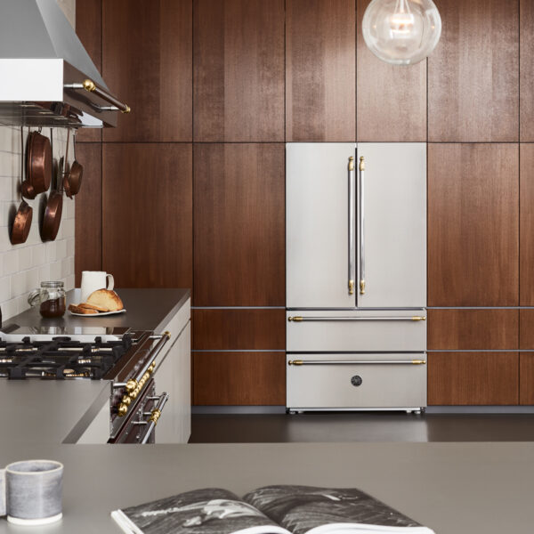 Compõe Conjuntos: com os demais produtos da coleção Bertazzoni Heritage equipados com componentes em latão polido como os fogões, cooktop, coifas, fornos, adegas e lava-louças.