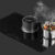 Acionamento Simultâneo da Coifa e Cooktop: ao ligar uma zona de preparo a coifa se eleva e aciona automaticamente a velocidade de sucção proporcional à potência de indução escolhida para cozinhar.