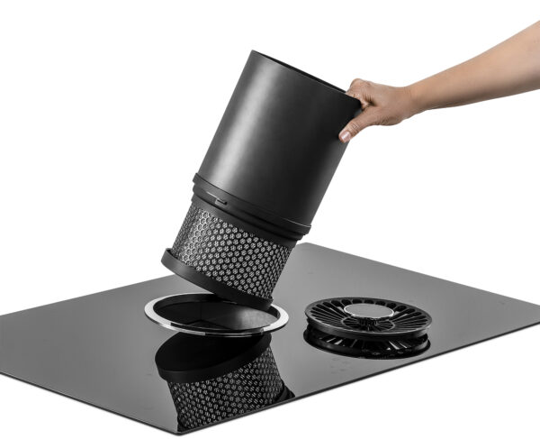 Coifa de Fácil Limpeza: a torre de sucção e seu filtro metálico integrado para gorduras são facilmente removíveis e podem ser lavados em lava-louças. Acompanha filtro de carvão ativado para instalação como depurador.