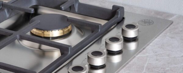 Mesa com Perfil Baixo: os cooktops Bertazoni se integram com mais elegância às bancadas por serem desenvolvidos com uma altura reduzida de apenas 4mm.