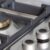 Mesa com perfil baixo: Os cooktops Bertazoni se integram com mais elegância às bancadas por serem desenvolvidos com uma altura reduzida de apenas 4mm.