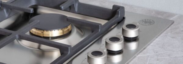 Mesa com perfil baixo: Os cooktops Bertazoni se integram com mais elegância às bancadas por serem desenvolvidos com uma altura reduzida de apenas 4mm.