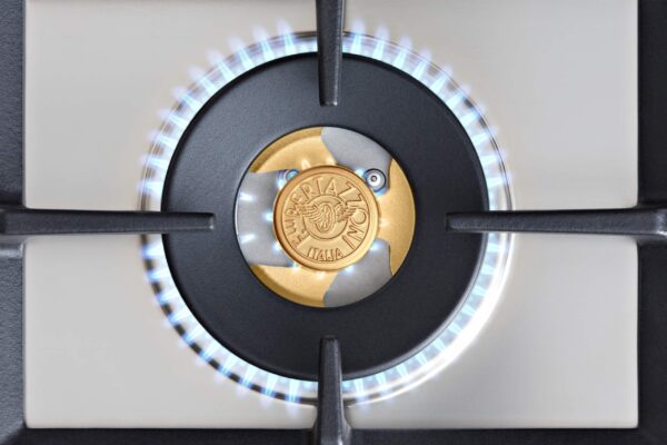 Queimador Dual Flame de 5.000 W: elevada potência com acendimento sequencial das chamas internas e externas para se desfrutar do calor adequado para todos os tipos de receitas. Potência inicial de apenas 480 W e espalhador de chama central em latão com a marca Bertazzoni.