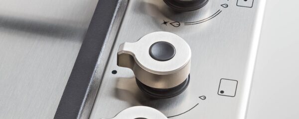 Manípulos Profissionais: todos em robusto aço inox com formato ergonômico.
