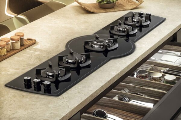 cooktop_tecno_rota_thv100_isolamento_t_rmico_.jpg Eficiente Isolamento Térmico: permite aplicar gavetas logo abaixo do cooktop com distância de apenas 3 cm de altura para melhor aproveitamento dos espaços no móvel da bancada.