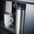 Jarra de Leite Térmica em Inox: com isolamento a vácuo entre as paredes interna e externa que mantém o leite a baixa temperatura, fundamental para desfrutar de um cappuccino com cremosidade perfeita. Possui ajuste de densidade da espuma.