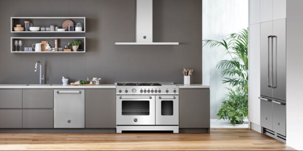 Compõe Conjuntos: com os demais produtos da linha Bertazzoni Master Series equipados com componentes banhados em níquel como os fogões e a lava-louças.