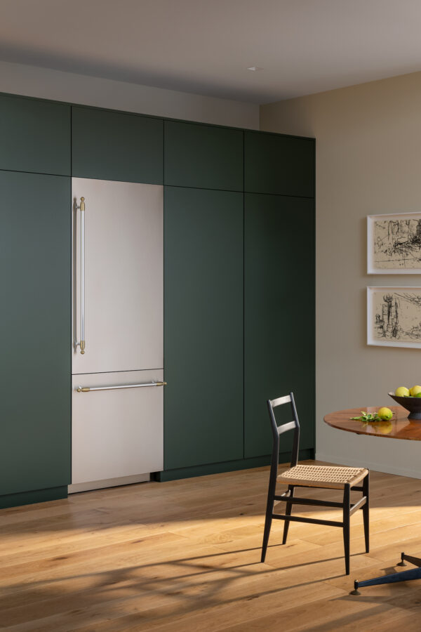 embutir-01_3.jpg Super Silent: baixíssimo nível de ruído de 42 dB, ideal para cozinhas integradas a outros ambientes. Silenciosos compressores na parte inferior traseira do refrigerador garantem o seu silêncio.